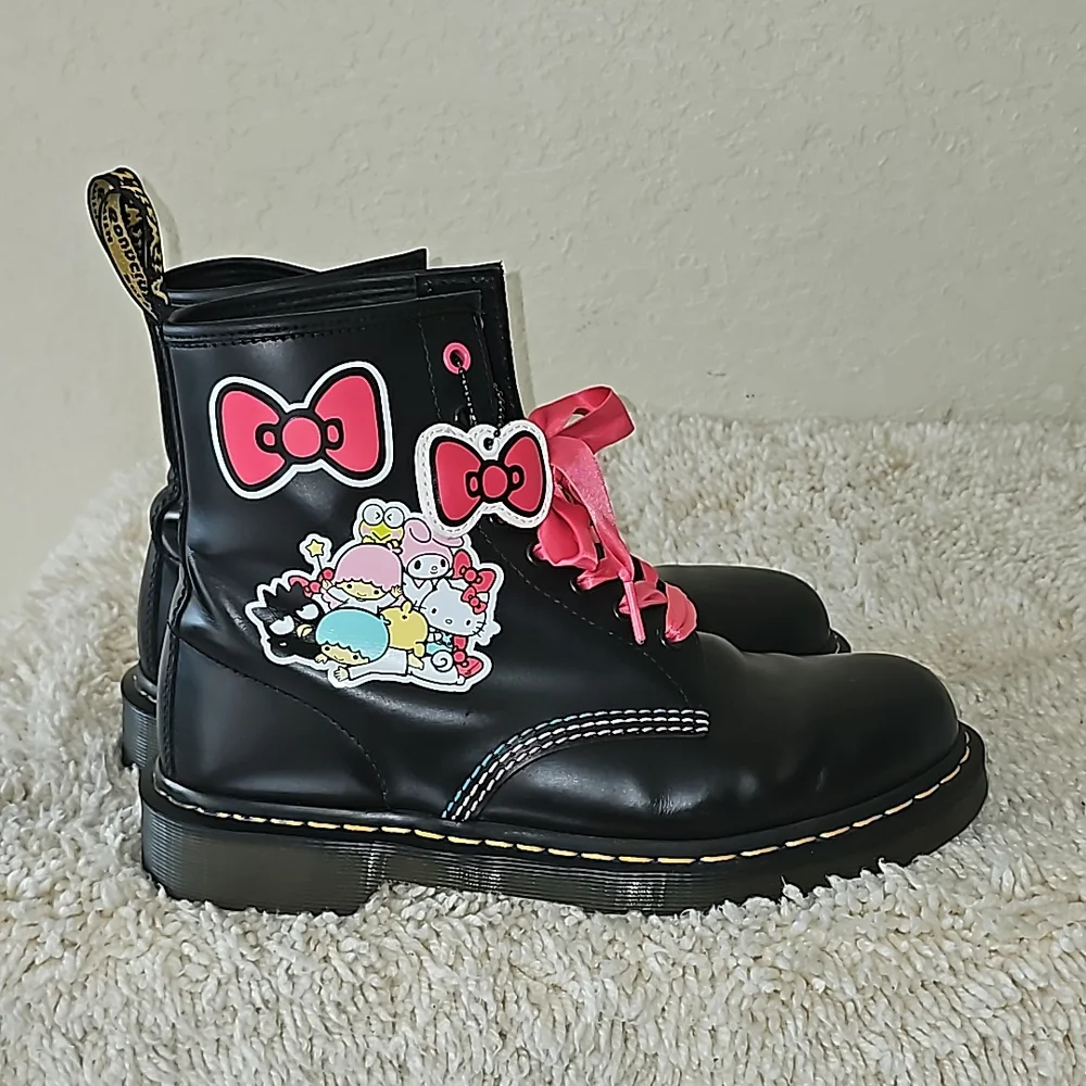 Dr. Martens X Hello Kitty & Friends Boots - Picture 3 of 16